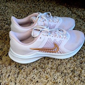 Women’s Nike tennis shoes - work once!